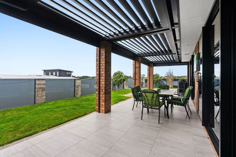 Photo of property in 18 Manurau Crescent, Merrilands, New Plymouth, 4312