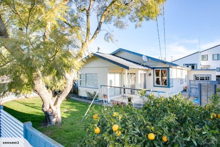 Photo of property in 28 Bowling Road, Greenmeadows, Napier, 4112