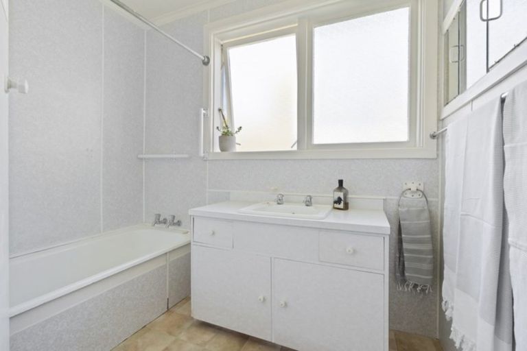 Photo of property in 79 Stanley Point Road, Stanley Point, Auckland, 0624