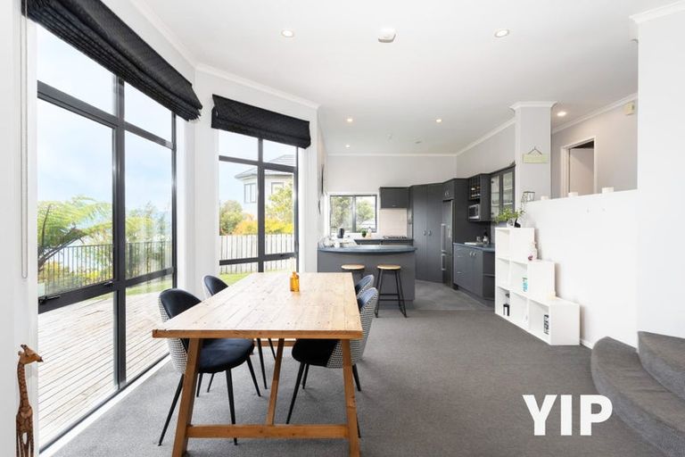 Photo of property in 5 Bennett Grove, Newlands, Wellington, 6037