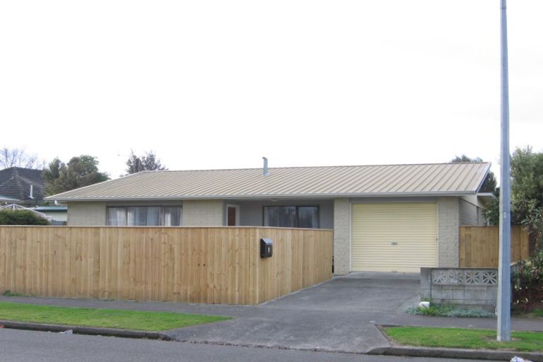 Photo of property in 1 Waterloo Crescent, Hokowhitu, Palmerston North, 4410