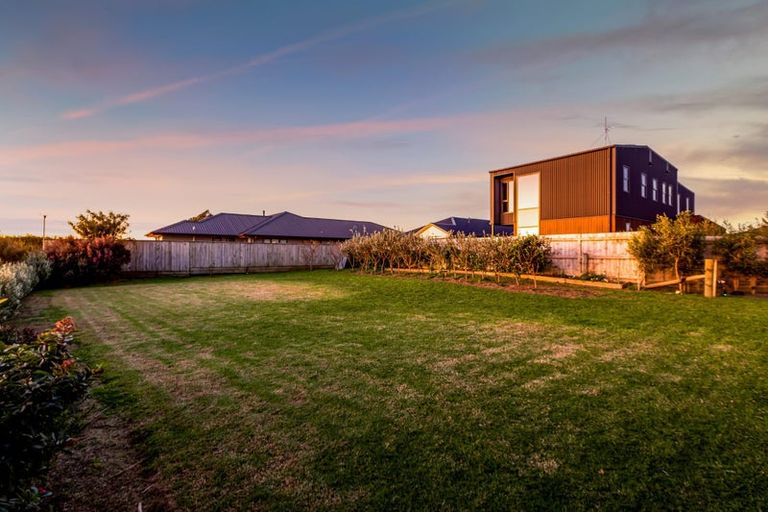 Photo of property in 20 Aderman Place, Hurworth, New Plymouth, 4310