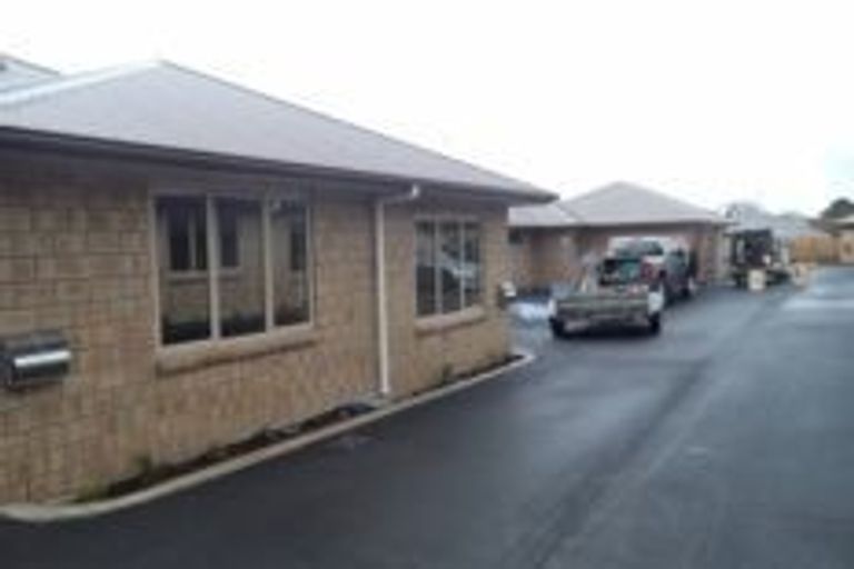 Photo of property in 1/114 Old Farm Road, Hamilton East, Hamilton, 3216