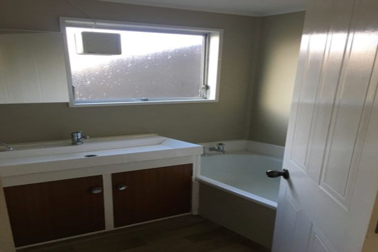 Photo of property in 2/404 Main North Road, Redwood, Christchurch, 8051