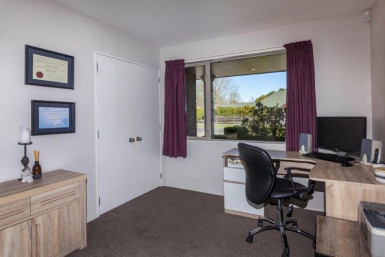 Photo of property in 37 Hussey Road, Harewood, Christchurch, 8051