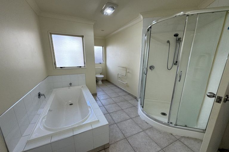 Photo of property in 4 Highgrove Lane, Totara Vale, Auckland, 0632