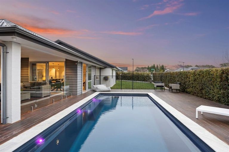 Photo of property in 24 Sir Lincoln Drive, Kumeu, 0810