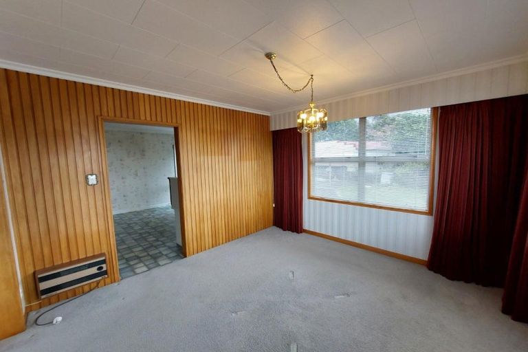 Photo of property in 2 Onslow Place, Merrilands, New Plymouth, 4312