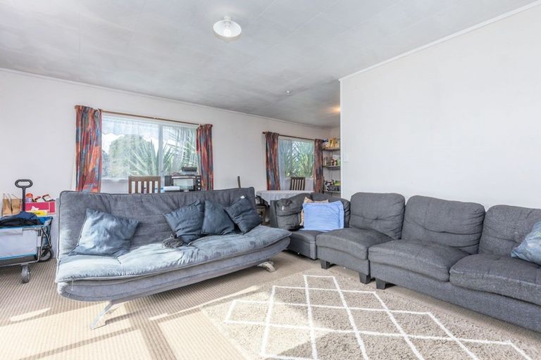 Photo of property in 2/6 Bundena Place, Clendon Park, Auckland, 2103