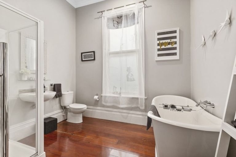 Photo of property in 23 Moana Road, Kelburn, Wellington, 6012