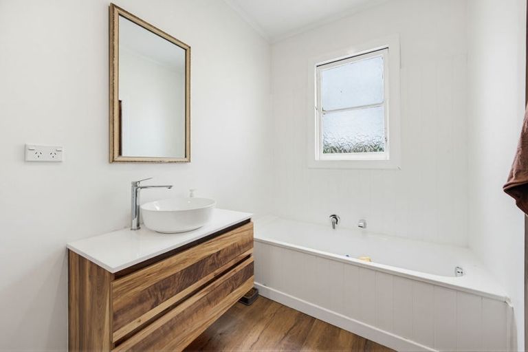 Photo of property in 9 Ruataniwha Street, Waipawa, 4210