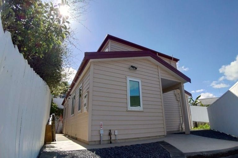 Photo of property in 36 Trias Road, Totara Vale, Auckland, 0629