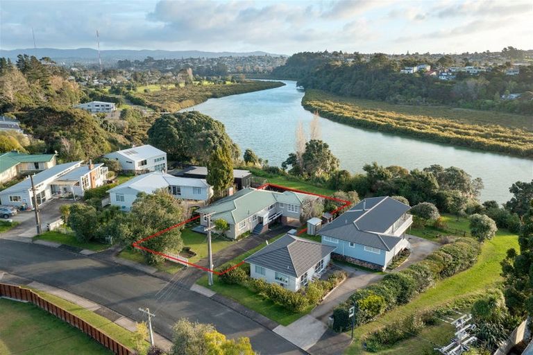 Photo of property in 20 Renata Crescent, Te Atatu Peninsula, Auckland, 0610