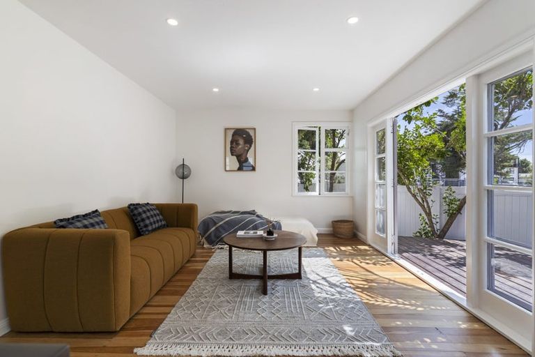 Photo of property in 24b Clinton Avenue, Te Atatu Peninsula, Auckland, 0610