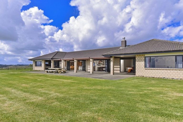 Photo of property in 1880 South Head Road, South Head, Helensville, 0874