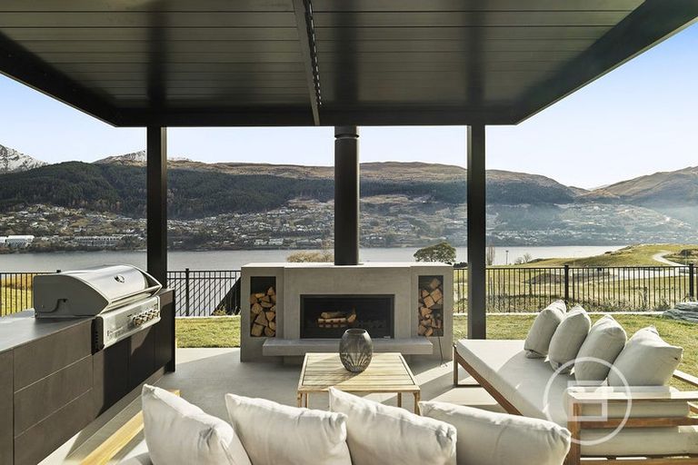 Photo of property in 5 Red Deer Rise, Kelvin Heights, Queenstown, 9300