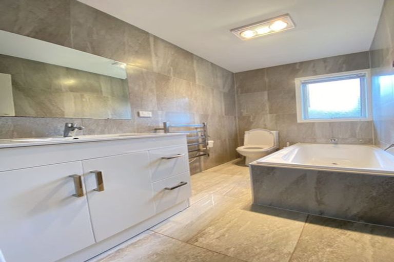 Photo of property in 26 Tawhana Crescent, Red Beach, 0932