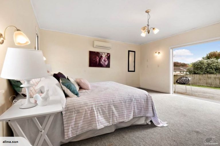 Photo of property in 10 Harry Ward Place, Henderson, Auckland, 0610