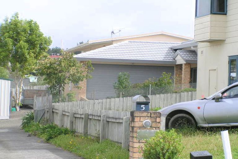 Photo of property in 5 Breenagh Place, Massey, Auckland, 0614