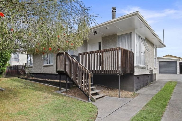 Photo of property in 13 Carbery Place, Manurewa, Auckland, 2102