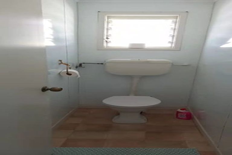 Photo of property in 10 Graham Avenue, Te Atatu Peninsula, Auckland, 0610