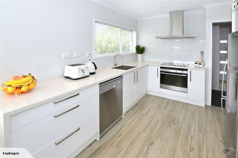 Photo of property in 28 Totaravale Drive, Totara Vale, Auckland, 0629