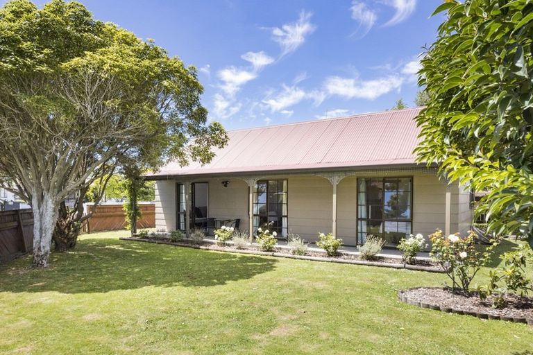 Photo of property in 2 Chatsworth Place, Highbury, Palmerston North, 4412