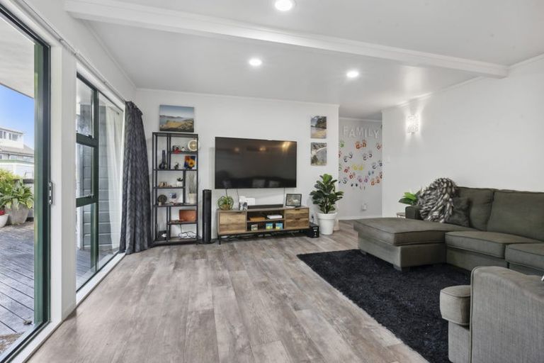 Photo of property in 906a East Coast Road, Northcross, Auckland, 0630