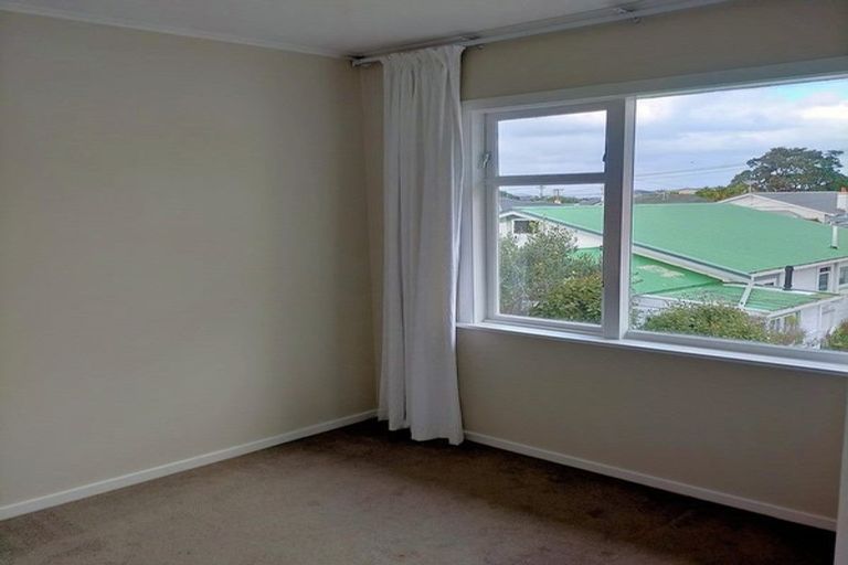 Photo of property in 2/139 Queens Drive, Lyall Bay, Wellington, 6022