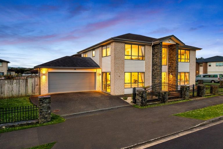 Photo of property in 1 Creggan Crescent, Flat Bush, Auckland, 2019
