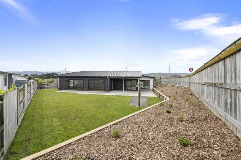 Photo of property in 11 Coutts Way, Fitzherbert, Palmerston North, 4410