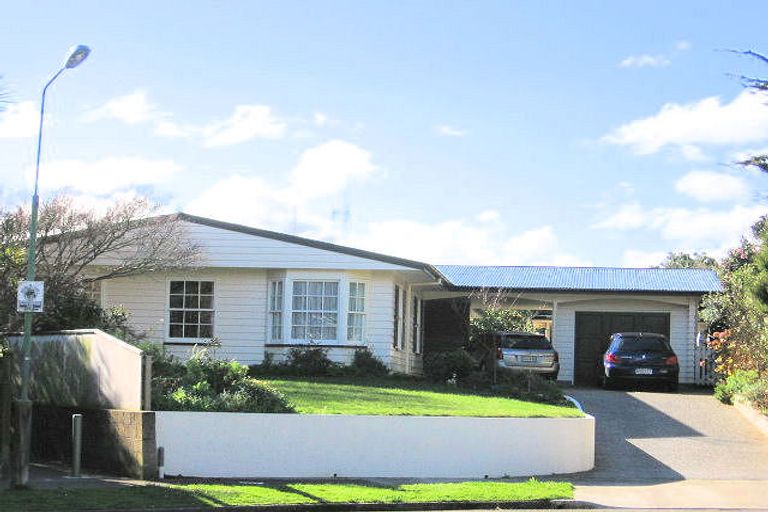 Photo of property in 27 Surrey Crescent, Hokowhitu, Palmerston North, 4410