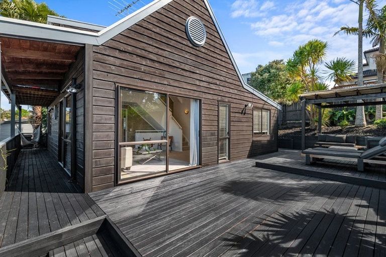 Photo of property in 2/31 Kiteroa Terrace, Rothesay Bay, Auckland, 0630