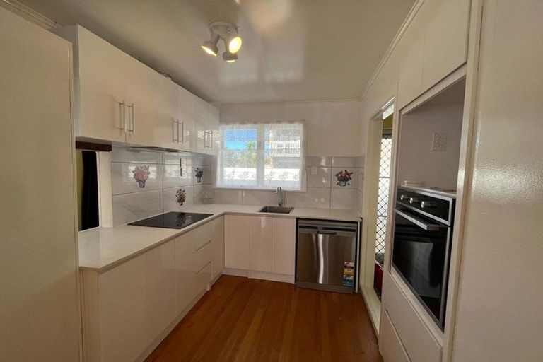 Photo of property in 60 Farquhar Road, Glendene, Auckland, 0602