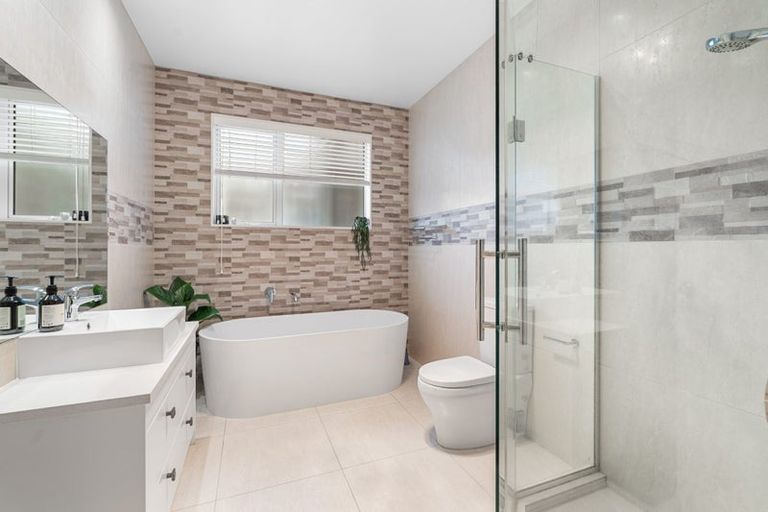 Photo of property in 18 Kahika Grove, Huapai, Kumeu, 0810