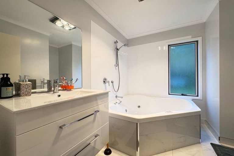 Photo of property in 49 Dress Circle, Newlands, Wellington, 6037