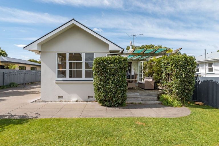 Photo of property in 17 Sackville Street, Martinborough, 5711