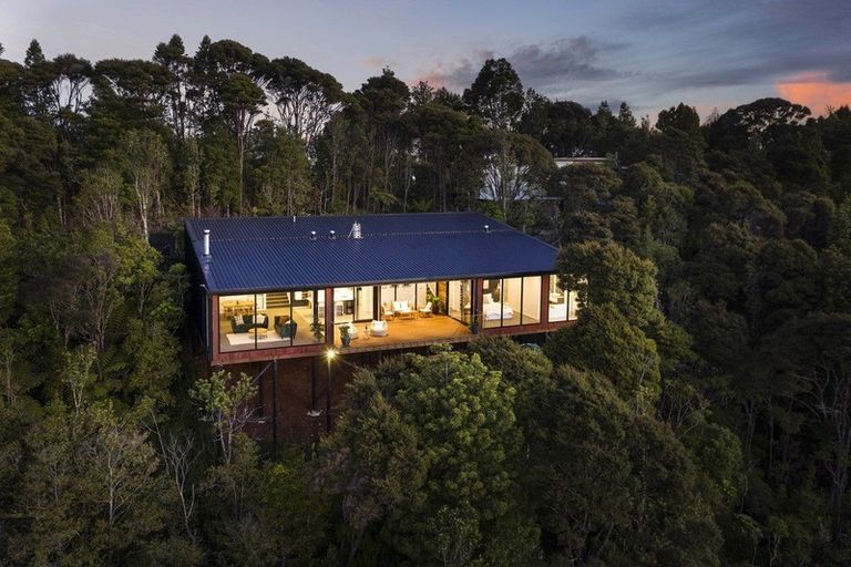 Photo of property in 182 Scenic Drive, Titirangi, Auckland, 0604