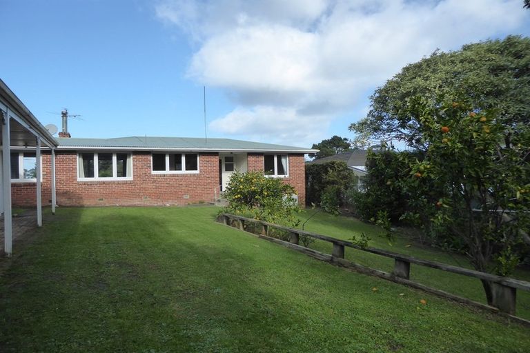 Photo of property in 17 Gill Crescent, Blockhouse Bay, Auckland, 0600