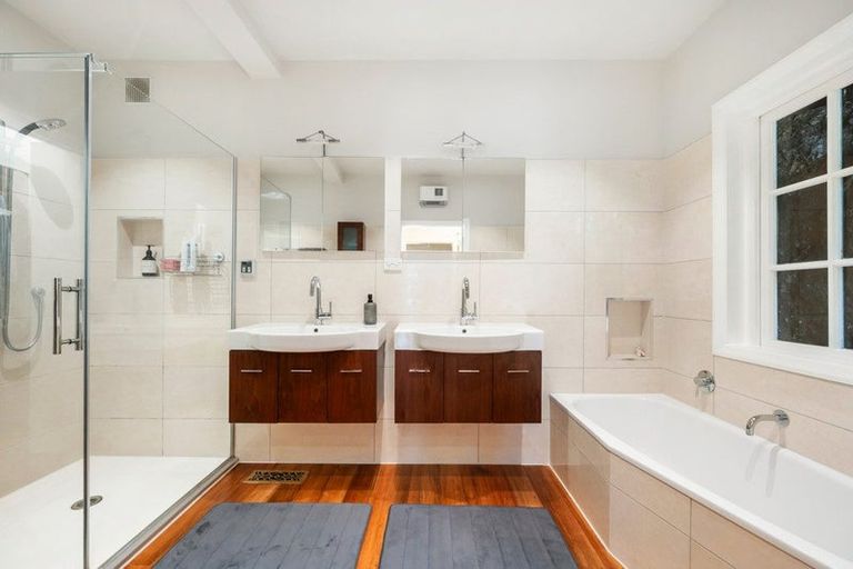 Photo of property in 5a Raroa Road, Kelburn, Wellington, 6012