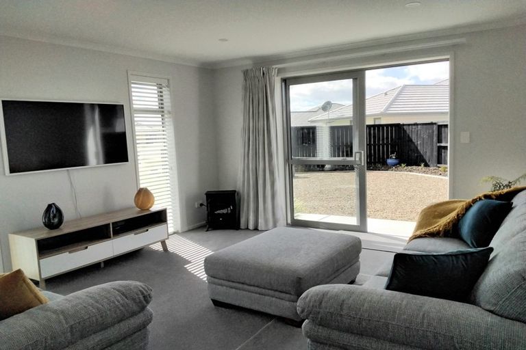 Photo of property in 22 Olney Court, One Tree Point, 0118