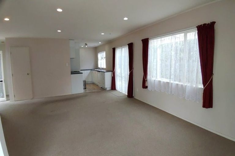 Photo of property in 10 Granville Drive, Massey, Auckland, 0614