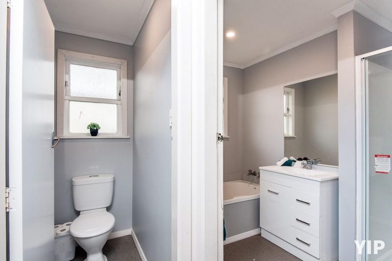 Photo of property in 44 Somes Crescent, Newlands, Wellington, 6037