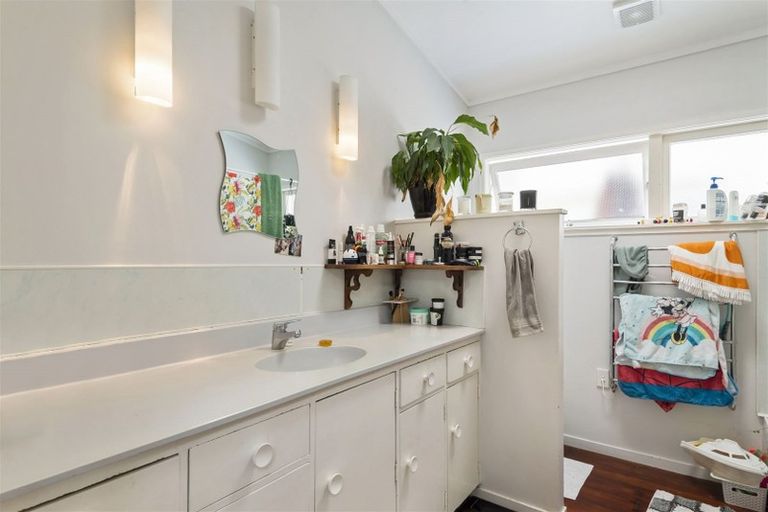 Photo of property in 62 Braemar Road, Castor Bay, Auckland, 0620