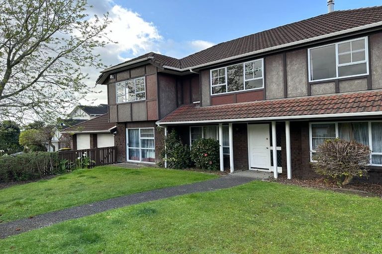 Photo of property in 11 Ravenstone Place, Chatswood, Auckland, 0626