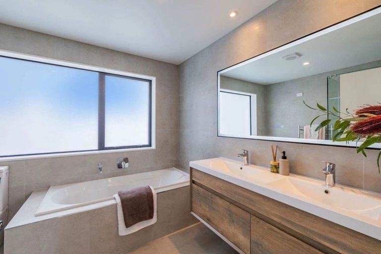 Photo of property in 30 Colliston Rise, Pinehill, Auckland, 0632