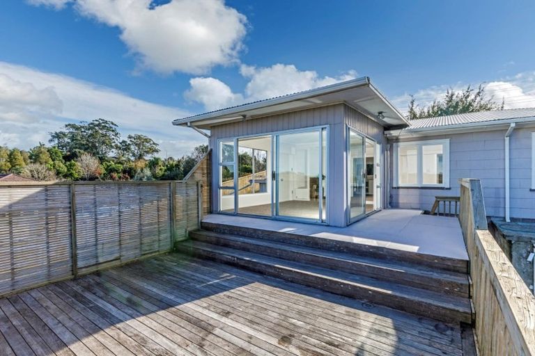 Photo of property in 109-111 Whangaparaoa Road, Red Beach, 0932