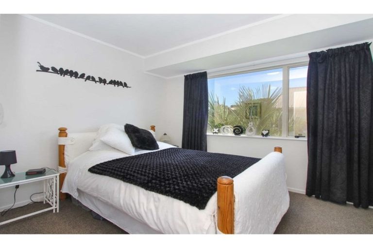 Photo of property in 1/272 Glamorgan Drive, Northcross, Auckland, 0630