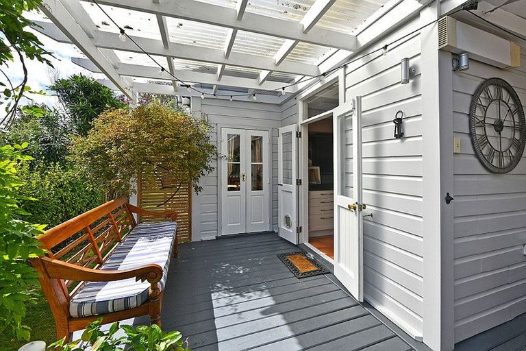 Photo of property in 2 Barton Road, Heretaunga, Upper Hutt, 5018