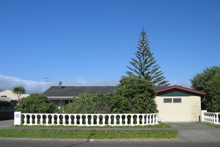 Photo of property in 124 Field Way, Waikanae Beach, Waikanae, 5036